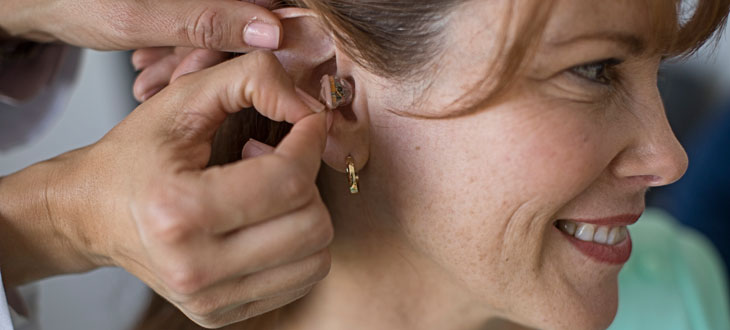 Comment mettre un appareil auditif dans l'oreille ?